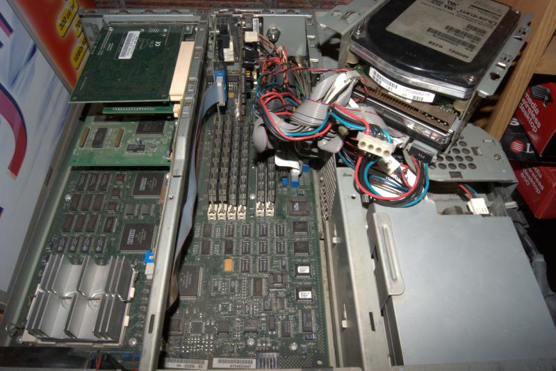 Interior de el ordenador Digital AlphaStation 200